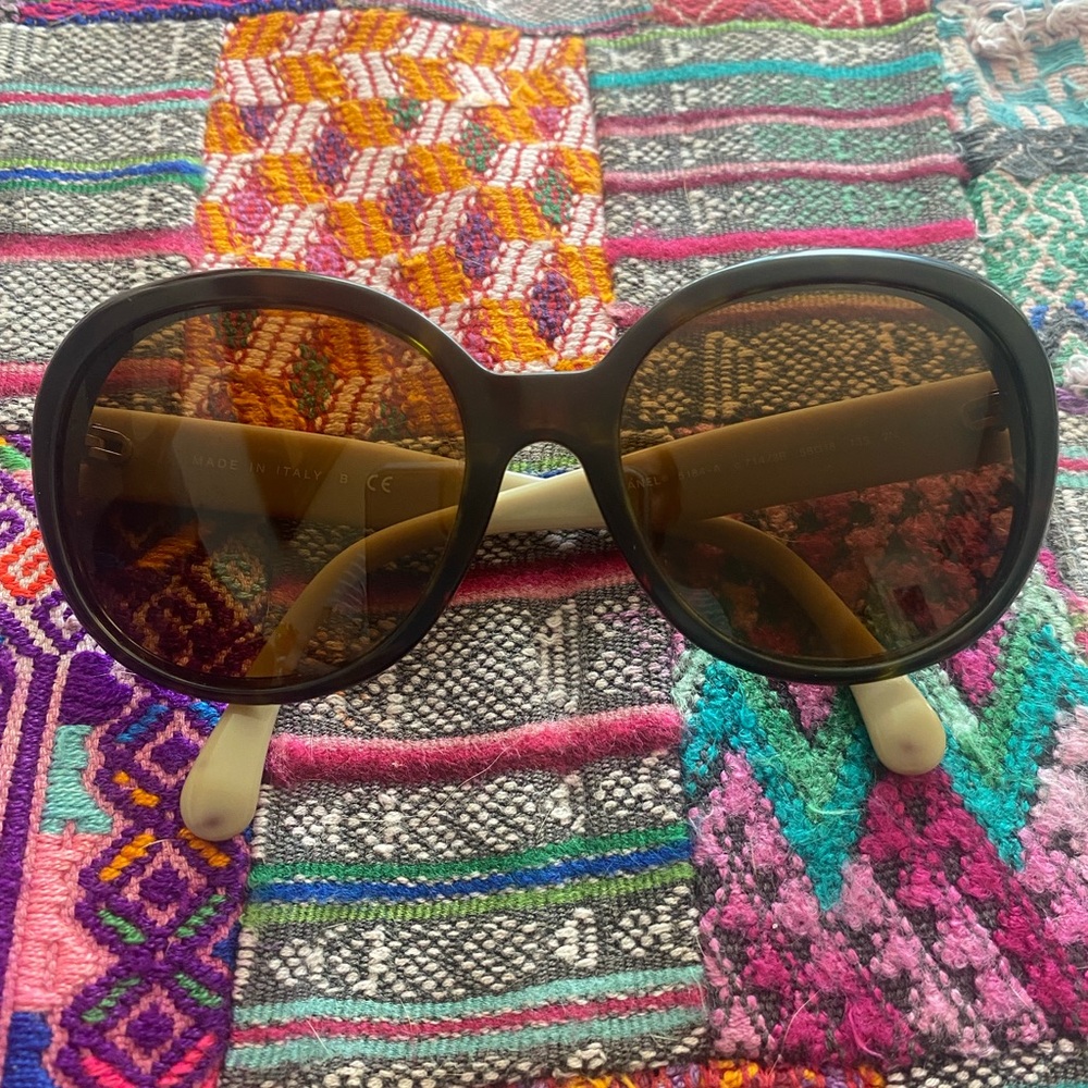 CHANEL Quilted Pearl Tortoise Oval Sunglasses